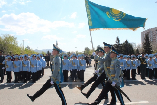 Юные патриоты Восточно-Казахстанской области - учащихся классов «Шығыс Ұландары» прошли торжественным маршем  на главной площади города Усть-Каменогорск!